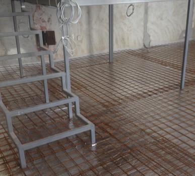 hőszigetelés és betonvasrács - erre tekergetik a fűtőszálakat