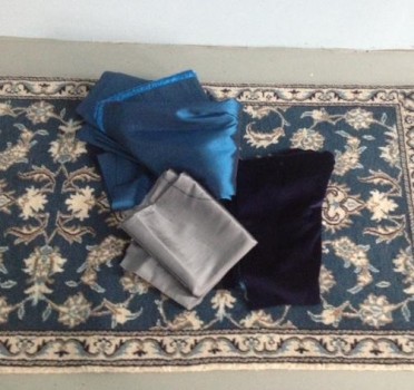A hálószoba színei: Nain szőnyeg, kék-acészürke falikárpit-ágytakaró